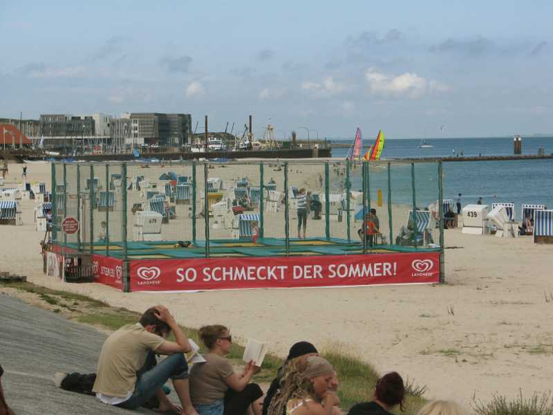 Die Trampolinanlage am Strand